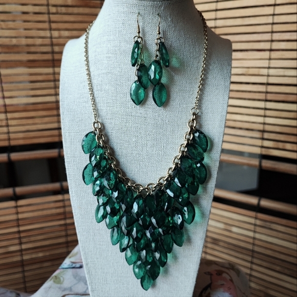 Faceted Transparent Green Acrylic Statement Necklace and Earrings Gold Tone NWOT - Picture 1 of 14